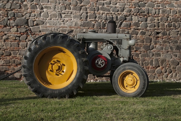 Photo une voiture vintage sur le terrain contre un mur de briques.