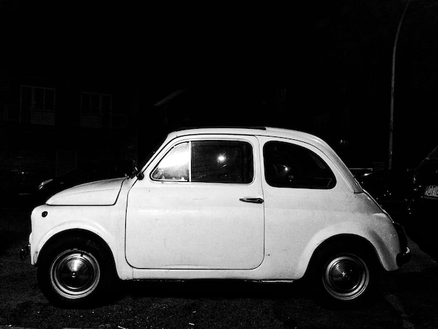 Photo une voiture vintage sur le terrain la nuit.