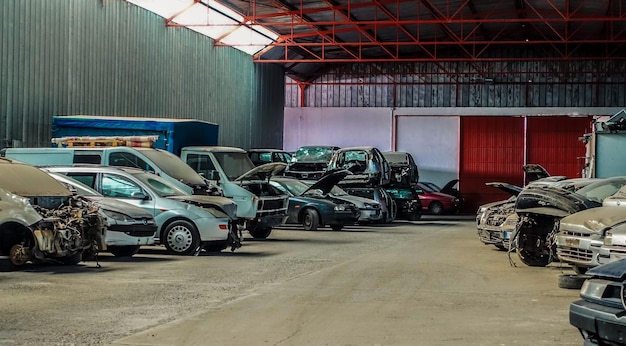 Des voitures abandonnées au garage.