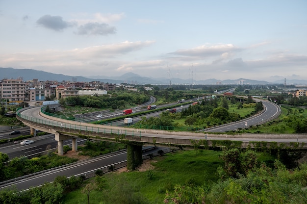 Les voitures sur l'autoroute transportent des marchandises