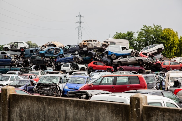 Voitures cassées Old Junk On Junkyard