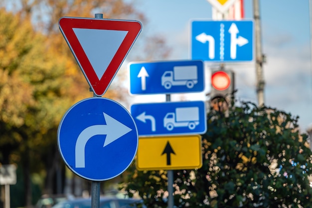 Photo voitures circulant sur la route en ville en automne vue sur la circulation avec panneaux, feux de circulation et voitures