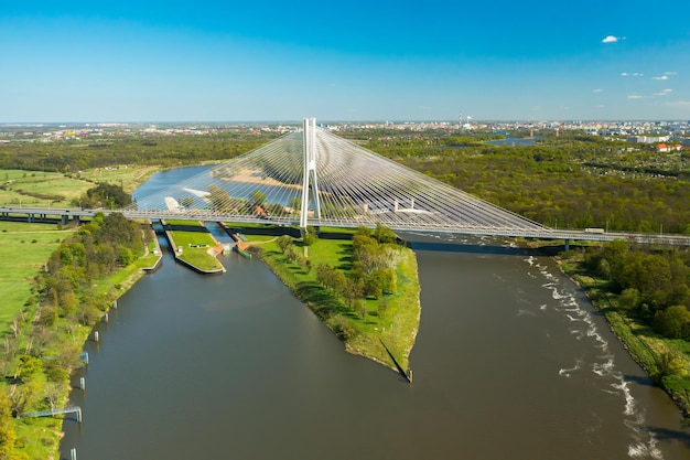 Photo les voitures circulent sur le pont de redzinski sur la rivière qui coule près du pont panoramique de wroclaw.