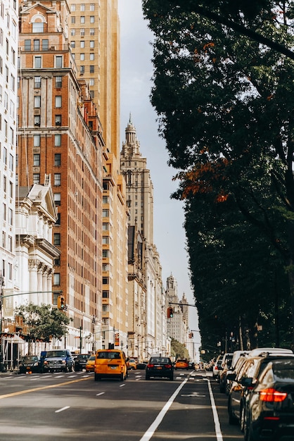 Les voitures conduisent le long de l&#39;avenue quelque part à New York