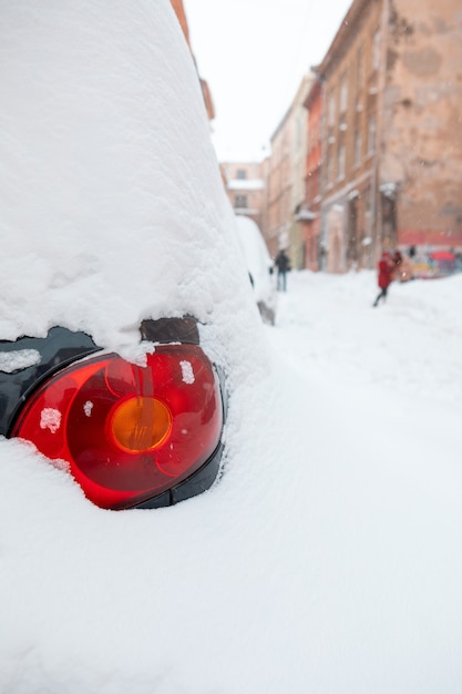 Les voitures couvertes de neige dans les rues de la ville se bouchent