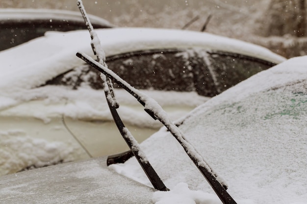 Voitures couvertes de neige pendant la tempête de neige