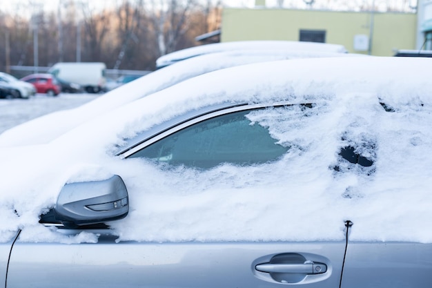 Voitures couvertes de neige, vitres de voiture dans la neige