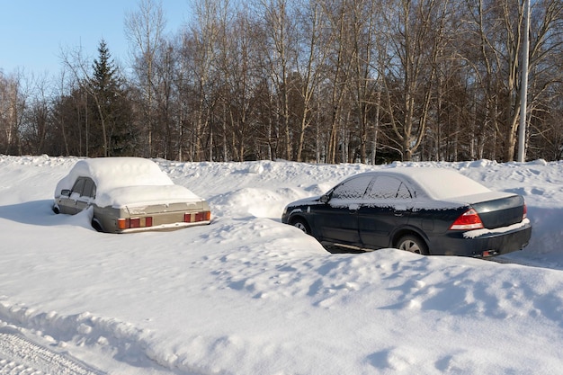 Voitures dans la neige garées en hiver