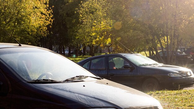 Voitures dans un parking en plein soleil