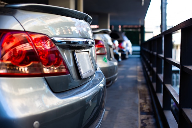 Voitures dans le parking en rangée