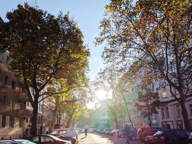 Voitures dans la rue en ville contre le ciel