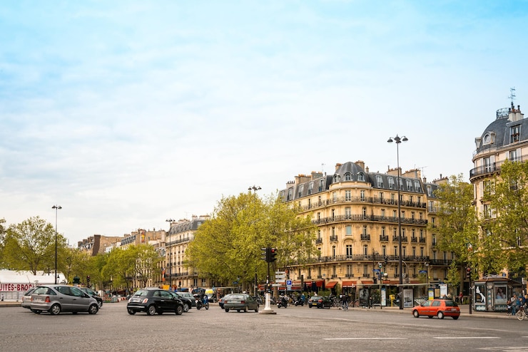 Photo des voitures dans la rue de la ville par des bâtiments contre le ciel