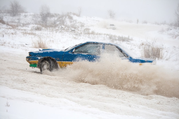 Voitures faisant une course d'hiver