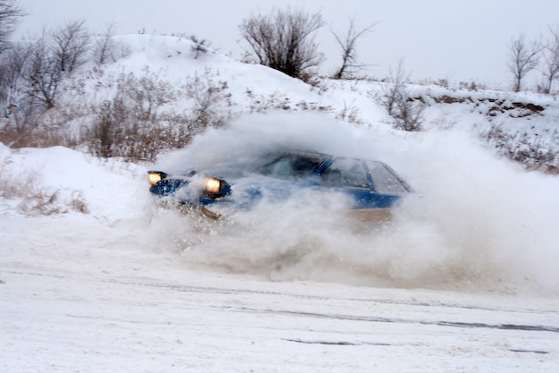 Voitures faisant une course d'hiver