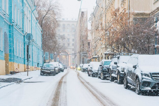 Voitures garées couvertes de neige dans le paysage urbain du quartier de la ville f