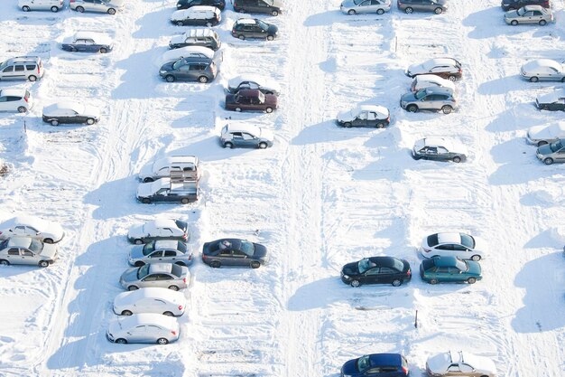 Voitures garées couvertes de neige