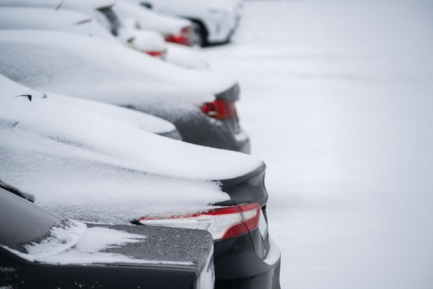 Photo voitures garées couvertes de neige