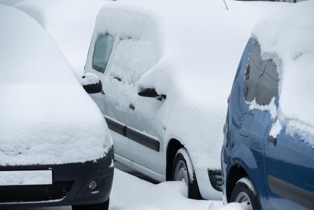 Photo voitures garées couvertes de neige