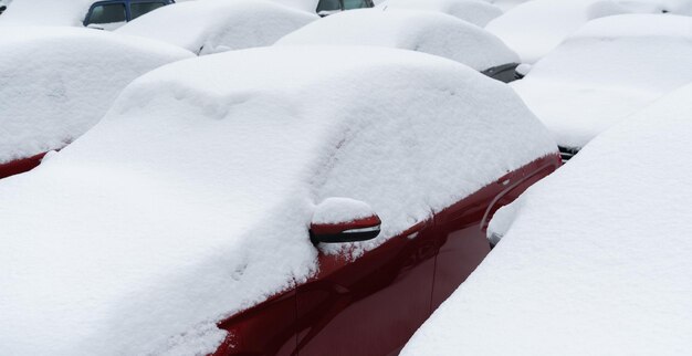 Photo voitures garées couvertes de neige