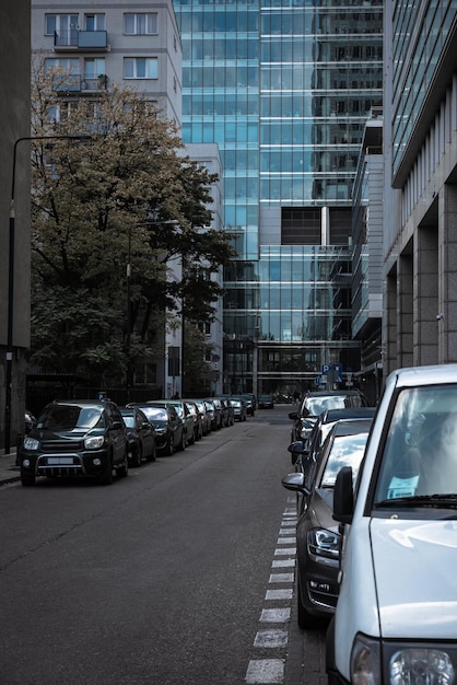 Photo voitures garées des deux côtés de la route