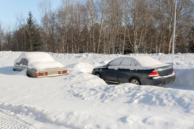 Voitures garées sous la neige. Russie