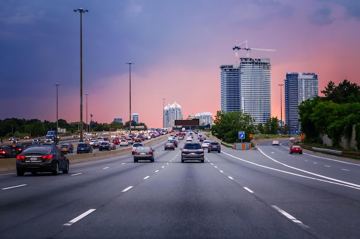 Photo les voitures de la nuit sur l'autoroute au coucher du soleil dans une ville américaine typiquement animée