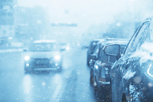 voitures sur la route d'hiver embouteillage ville / temps d'hiver sur l'autoroute de la ville, la vue depuis la voiture dans le brouillard et la route de neige