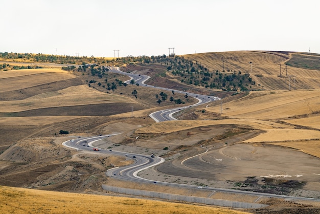 Voitures sur la route de montagne sinueuse du col