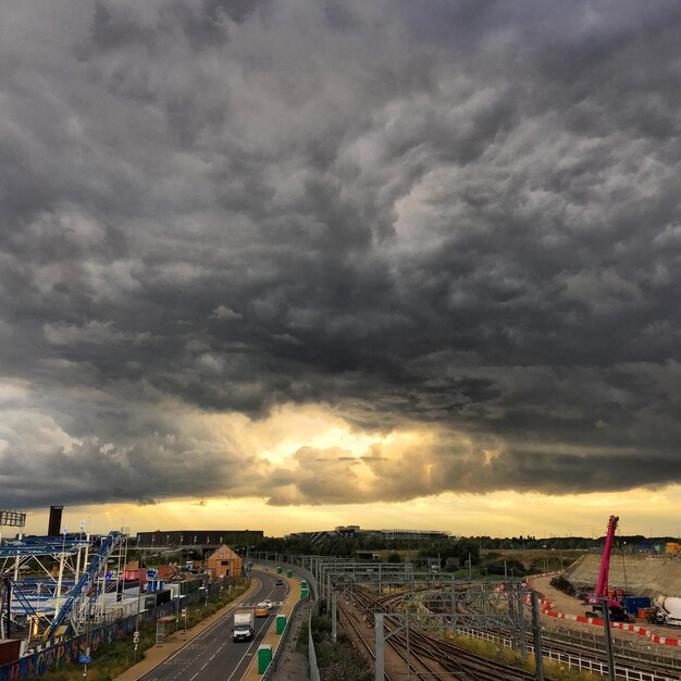 Des voitures sur la route en ville contre un ciel spectaculaire