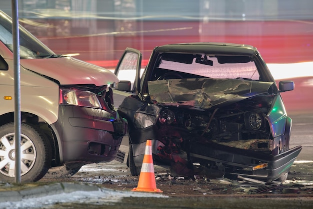 Des voitures se sont écrasées dans un accident de la route après une collision dans la rue de la ville la nuit Concept de sécurité routière et d'assurance