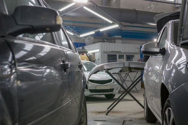 Les voitures sont garées dans un garage d'ateliers de réparation automobile