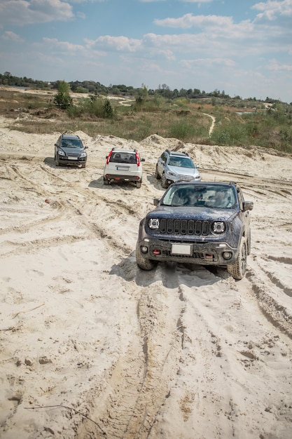 Voitures suv surmontant le concept de barrière de sable hors route