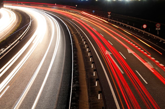 Des voitures de vitesse la nuit.