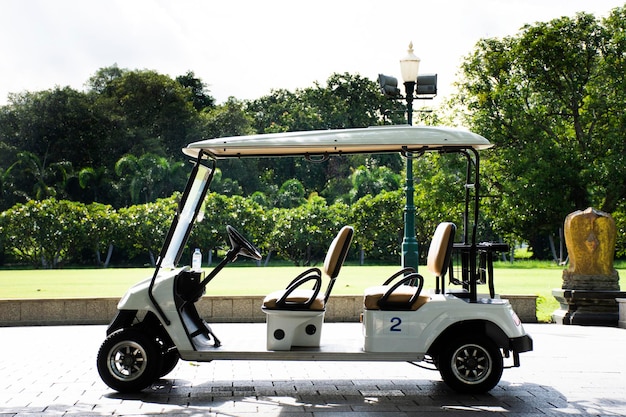 Voiturettes de golf voiture électrique ou véhicule électrique s'arrêtent sur la route de la rue dans le parc du jardin service d'attente les voyageurs thaïlandais voyagent en voiture visite Bang Pa au Palais Royal à Bang Pain à Ayutthaya en Thaïlande
