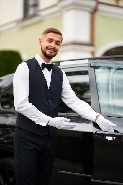 Un voiturier s'occupe du véhicule du client