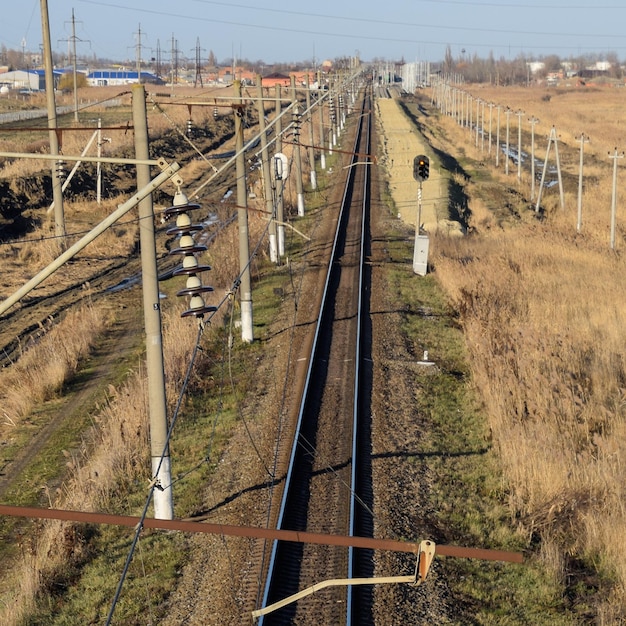 Voix supérieure sur les rails Des lignes électriques à haute tension pour les trains électriques