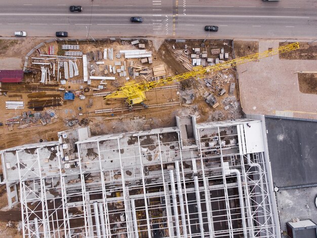 Vol aérien au-dessus d'un chantier de construction et d'une grue de construction Photographie aérienne