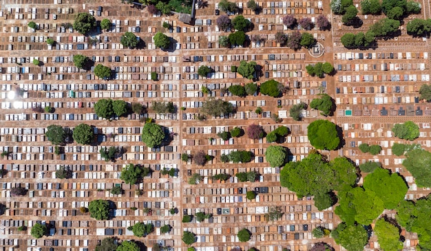 Vol aérien panoramique directement au-dessus d'un cimetière densément peuplé.