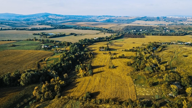 Vol au-dessus des champs derrière le village de l'ouest de l'Ukraine Vue aérienne