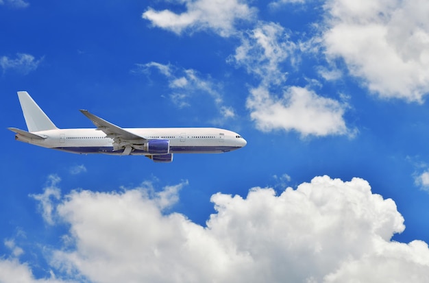 Vol d'avion de passagers dans le ciel bleu