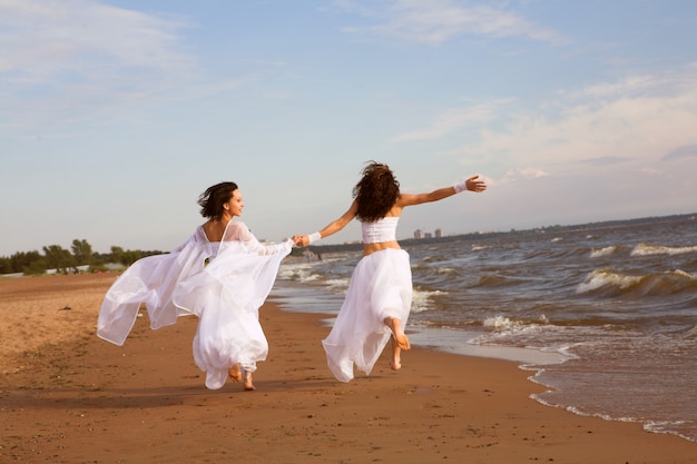 Le vol, deux jeunes femmes