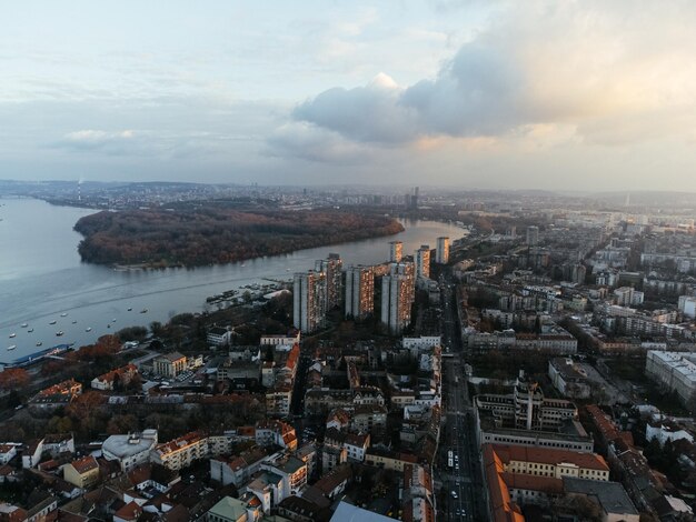 Vol de drone au coucher du soleil au-dessus du quartier de Zemum Belgrade Serbie Europe