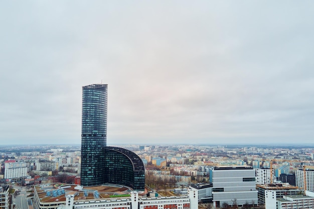 Vol de drone au-dessus du paysage urbain de wroclaw avec vue aérienne de gratte-ciel de la tour du ciel de la ville européenne moderne en