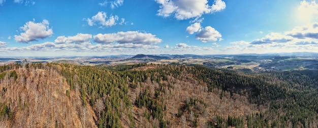 Vol de drone au-dessus de montagnes couvertes de forêts et de vallées