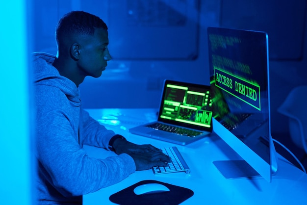 Vol d'écran ou homme noir piratage d'ordinateur pour cybercrime de logiciels malveillants ou de phishing pour le vol de données en ligne Hacker nuit et mise à jour du logiciel sur le PC avec expert en codage ou accès refusé notification Web