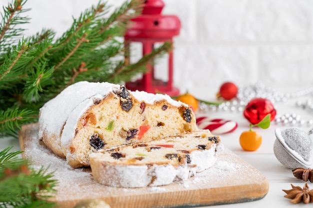 Vol de Noël avec des fruits secs et du sucre en poudre sur une planche Copy space