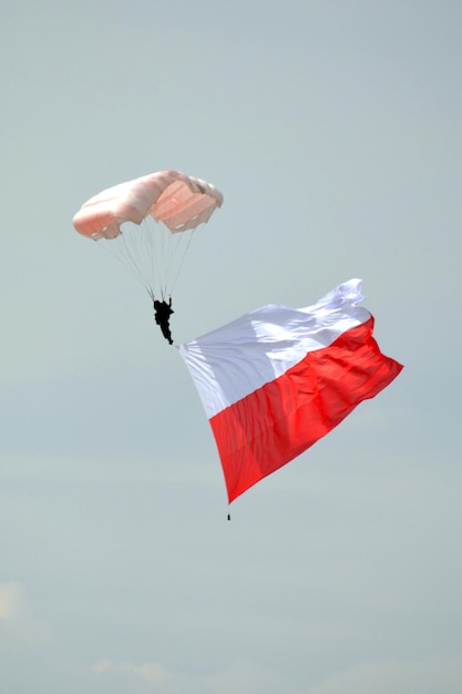 Vol en parachutiste avec drapeau polonais