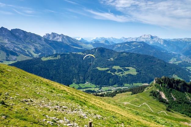 Vol en parapente en montagne. Le Grand-Bornand, Haute-Savoie, France