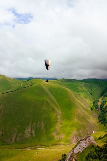 Vol en parapente Parapente en haute montagne Sport d'aventure récréatif et compétitif