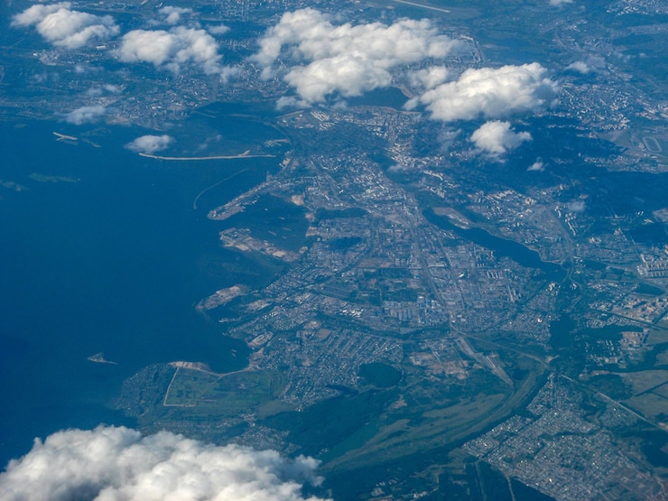 Photo vol de tcheliabinsk à moscou vue extérieure de l'avion à l'aéroport